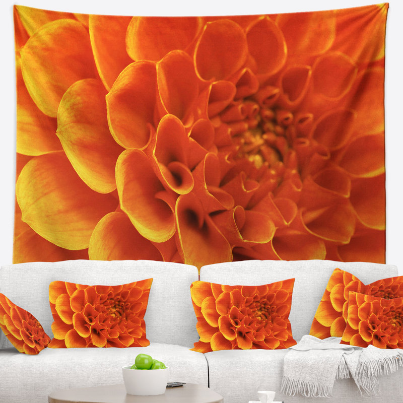 Tapisserie florale grande fleur orange et pétales, H 32 po x l 39 po