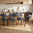Tabouret de bar pivotant rembourré avec structure en bois massif et repose-pieds plaqué or