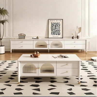 Meuble télé de style français jumelé à une table basse