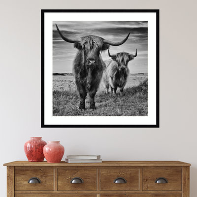«Highland Cow Couple» par Stephane Pecqueux, reproduction d'art murale en bois encadrée