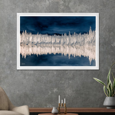 Paysage d'arbre réfléchissant indigo