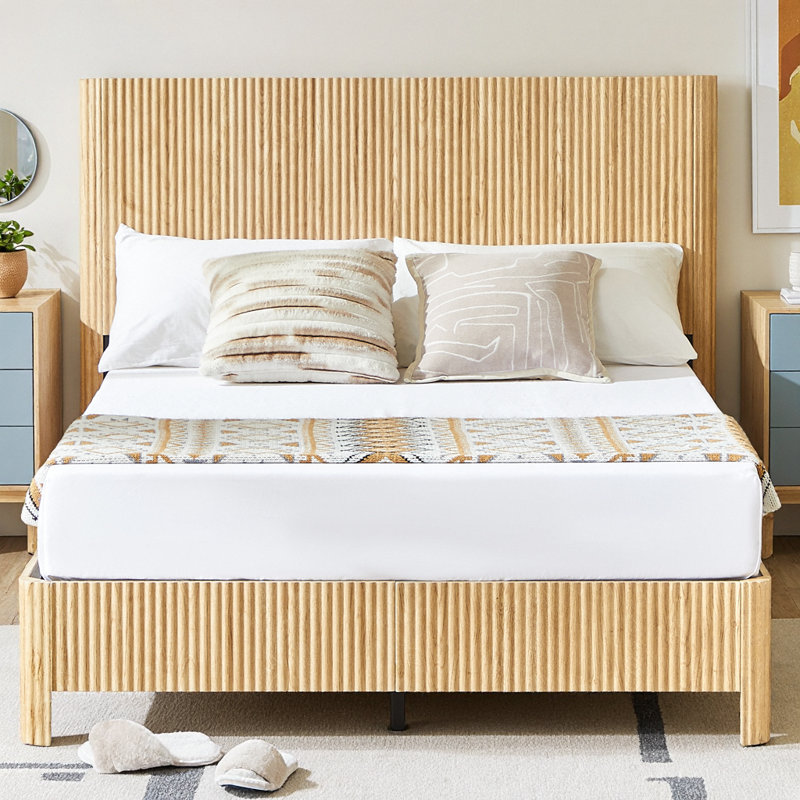 Structure de lit plateforme pleine grandeur en bois avec lignes courbes ondulées, lit de ferme moderne avec accents en bois rustique et structure en fer, aucun sommier tapissier nécessaire