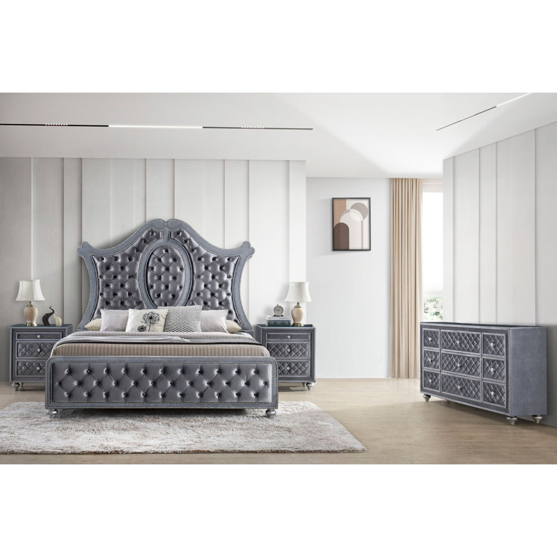 Ensemble de chambre à coucher à panneau capitonné Marven Dennie, Très grand, Trois articles : lit, table de chevet, commode