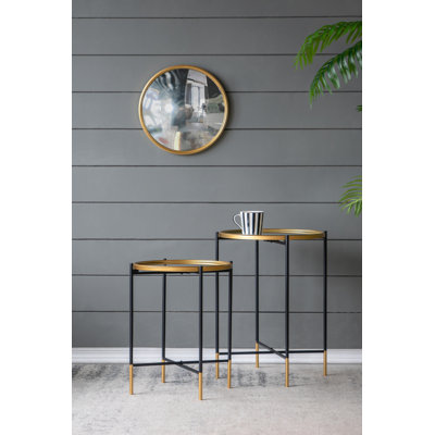 Ensemble de 2 tables d'appoint en fer doré et noir avec plateau en verre