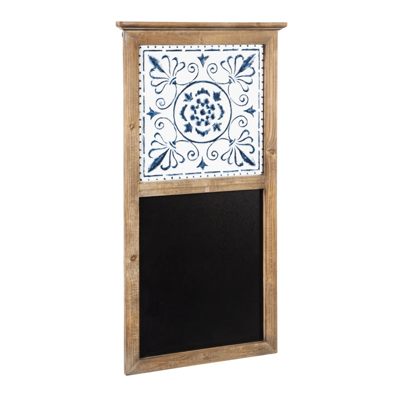 Tableau noir fixé au mur