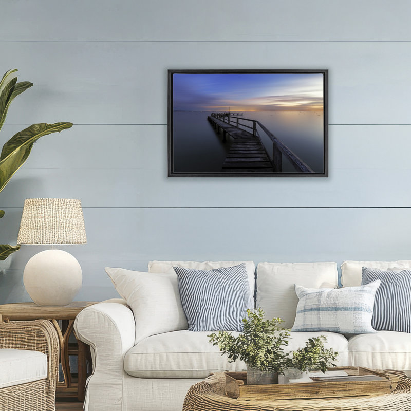 Cadre flottant Shelley Beach Pier, design par Lincoln Harrison, H 21 po x l 31 po, Cadre flottant noir de jais