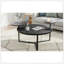 Table basse moderne avec deux tablettes, surfaces en faux marbre noir, base inspirée d'un trépied, bords de table arrondis