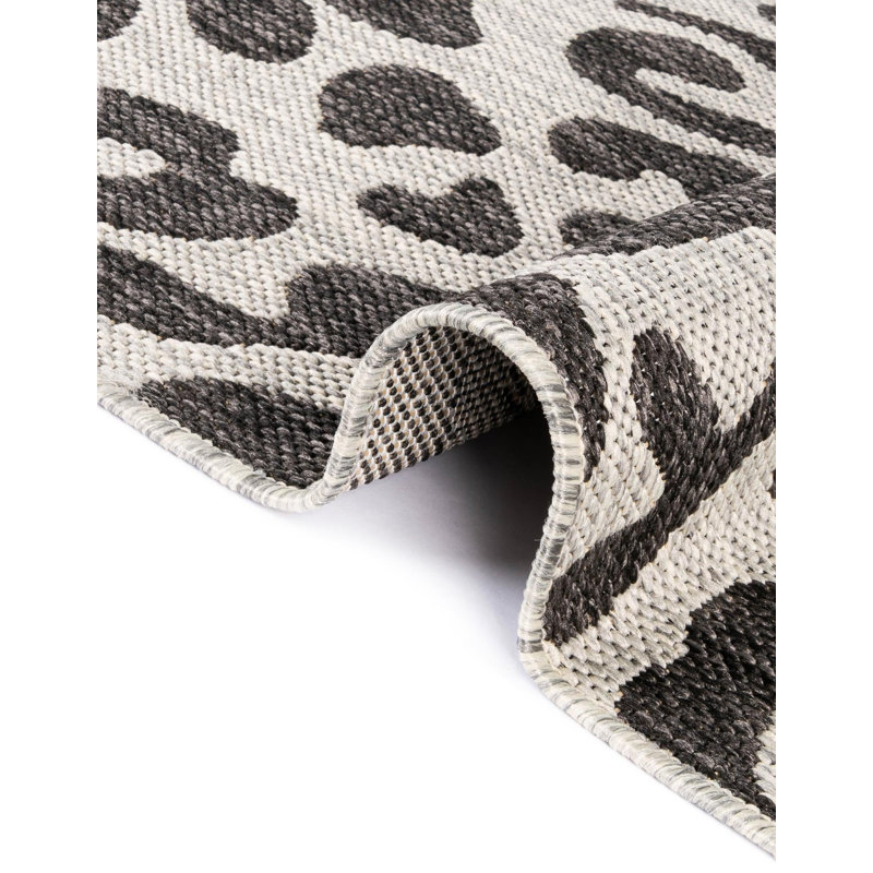 Tapis intérieur / extérieur brun / gris à imprimé animal Munguia, Demi-cercle 2 pi 7 po x 4 pi 1 po