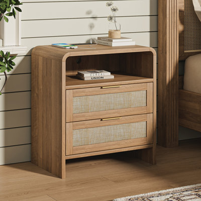 Table de chevet en rotin avec station de charge, 2 tiroirs et tablette ouverte, table de chevet incurvée de 22,8 po de largeur, rangement moderne pour la chambre à coucher, chêne caramel