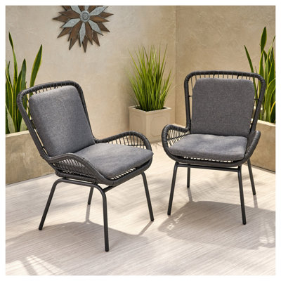 Ensemble de 2 chaises club d'extérieur en osier de plastique, cadre en fer avec coussins gris, résistant aux intempéries