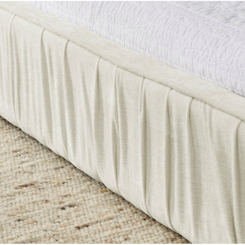 Structure de lit tapissier grand format avec tissu en chenille plissé, lit plateforme grand format avec tête de lit et structure solide. Aucun sommier tapissier requis