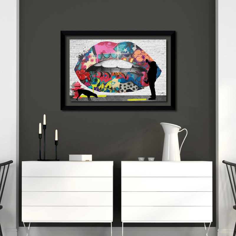 « graffitti lèvres », reproduction d’impression encadrée, H 21,5 po x l 27,5 po x P 0,75 po
