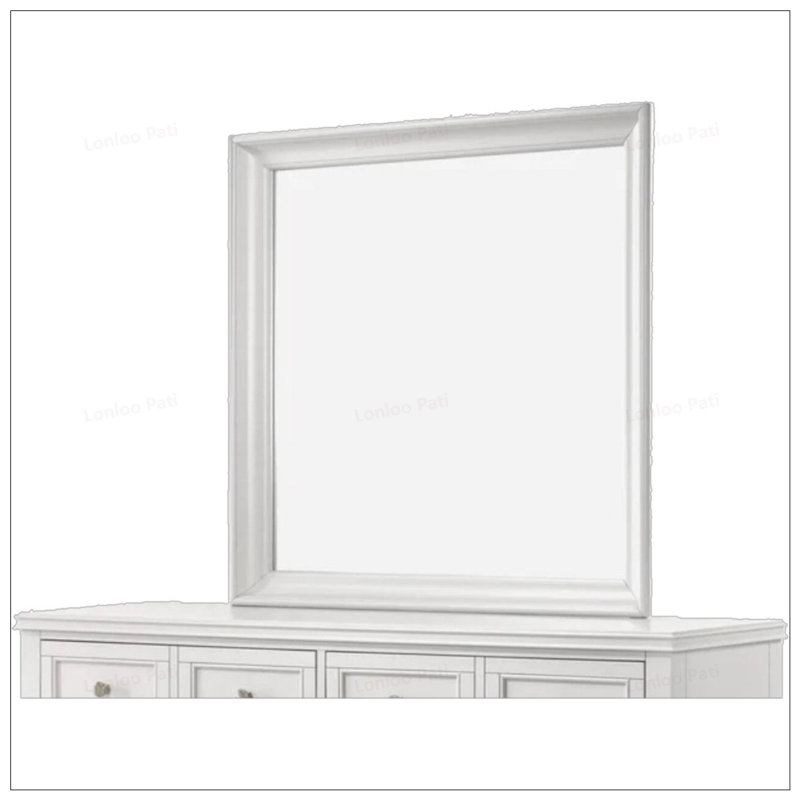 Miroir carré blanc biseauté en verre au design transitionnel, parfait pour rehausser l'esthétique et la lumière de n'importe quelle pièce.