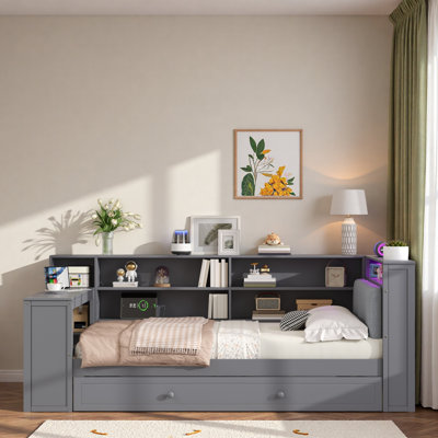 Lit plateforme en bois avec tablettes de rangement, lit gigogne, station de charge, bureau à DEL, bureau et tête de lit tapissier