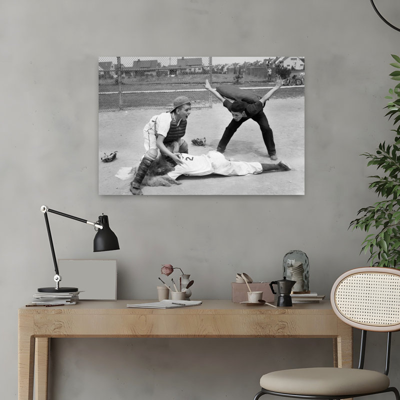 1950's Little League Umpire Calling Baseball Player Safe glissant dans la maison, H 16 po x l 24 po