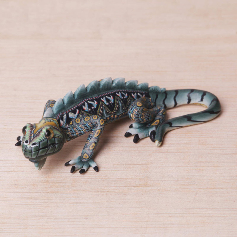 Sculpture en argile polymère watchful iguane Helios