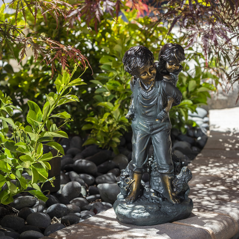 Statue de garçon Sasaki donnant un tour de ferroutage