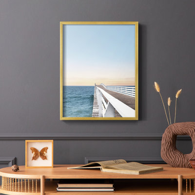 «Day at the Pier», reproduction encadrée - bois massif