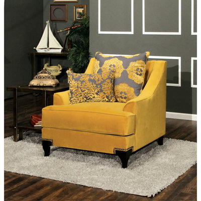 Fauteuil transitionnel traditionnel à accoudoirs bas, assise en T, revêtement en velours doré et gris, structure en bois massif, garniture cloutée sur les coussins décoratifs avant, 99 cm de profondeur, 94 cm de largeur, 97 cm de hauteur.