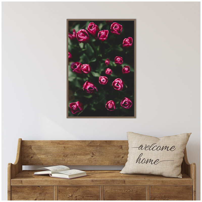 «Moody Dark Pink Tulips in Bloom» par Patricia Hasz de Patricia Rae, reproduction d'art sur toile encadrée