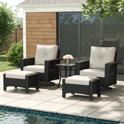 Ensemble de meubles de patio en osier 5 pièces Winston Porter, ensemble de conversation pivotant 360 degrés avec table basse Classis