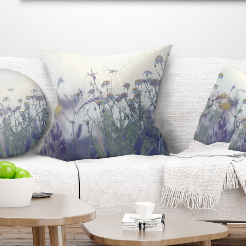 Fleurs d'été en lumière brumeuse - coussin à imprimé floral, 18 po x 18 po, Coussin décoratif