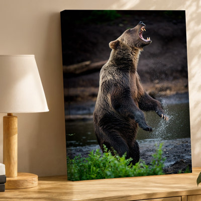 Toile, un puissant grizzly se lève sur ses pattes arrière, art mural