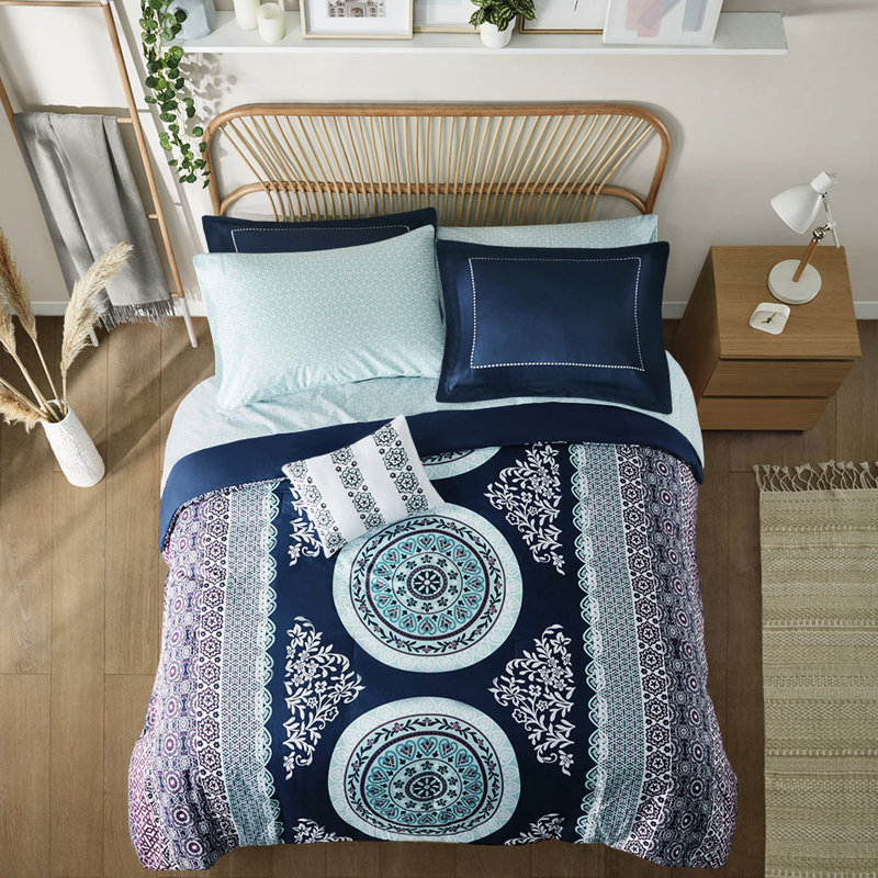 Literie simple avec édredon - imprimé médaillon bleu marine, coussin décoratif doux, drap complet, motif élégant et tendance, bordures brodées, solution polyvalente