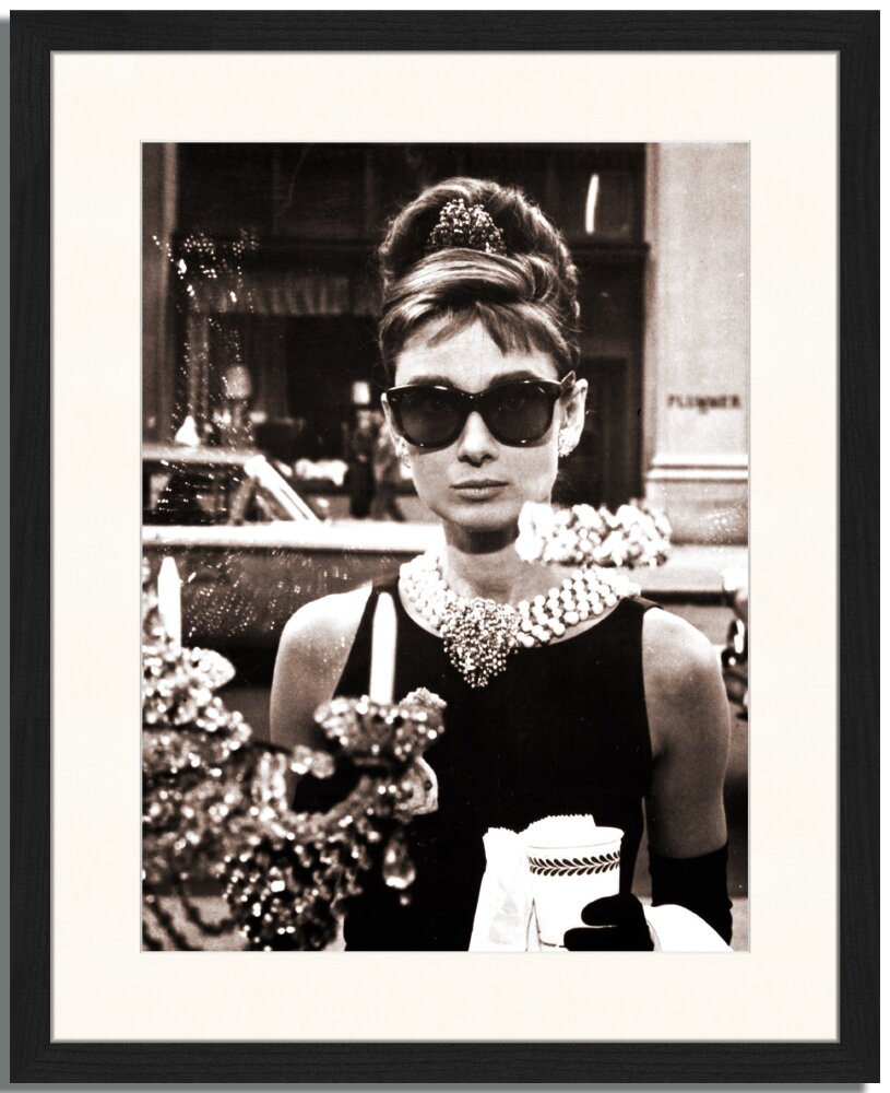 Gerahmtes Poster Audrey Hepburn an Tiffanys Fenster