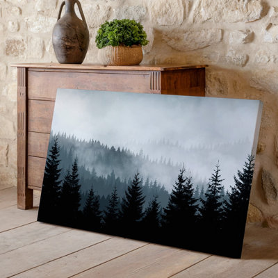 Toile «Un paysage minimaliste serein avec une forêt dense enveloppée d’art mural, brume grise douce avec de grands arbres à feuilles persistantes»