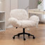 Chaise de bureau pivotante à dossier épais et dossier réglable sur 5 positions, avec accoudoirs et roulettes. Revêtement en laine d'agneau beige.