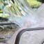 Chaise longue d'extérieur près de la piscine