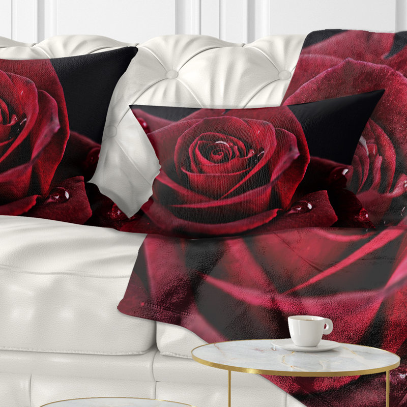 Coussin décoratif à imprimé floral rose rouge avec gouttes de pluie sur fond noir