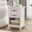 Table de chevet Boho Farmhouse avec tiroirs en rotin et tablette de rangement ouverte