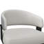 Chaise de salle à manger moderne rembourrée, hauteur du siège de 47 cm (18,5 pouces), dossier enveloppant incurvé, assise épaisse et pieds en métal noir.