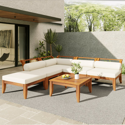 Cet ensemble de canapé de terrasse six pièces présente un design modulaire en bois d'acacia en forme de L, un lit de jour convertible avec une table basse et un repose-pieds, et cinq coussins décoratifs. La combinaison de couleurs teck et beige est polyvalente.