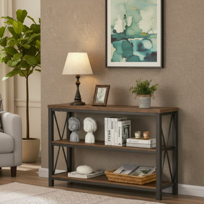 Une table à trois niveaux de couleur chêne rustique, une table d'appoint derrière un canapé de style campagnard et une table à tablettes de style industriel, idéale pour les salons, les entrées et les couloirs.