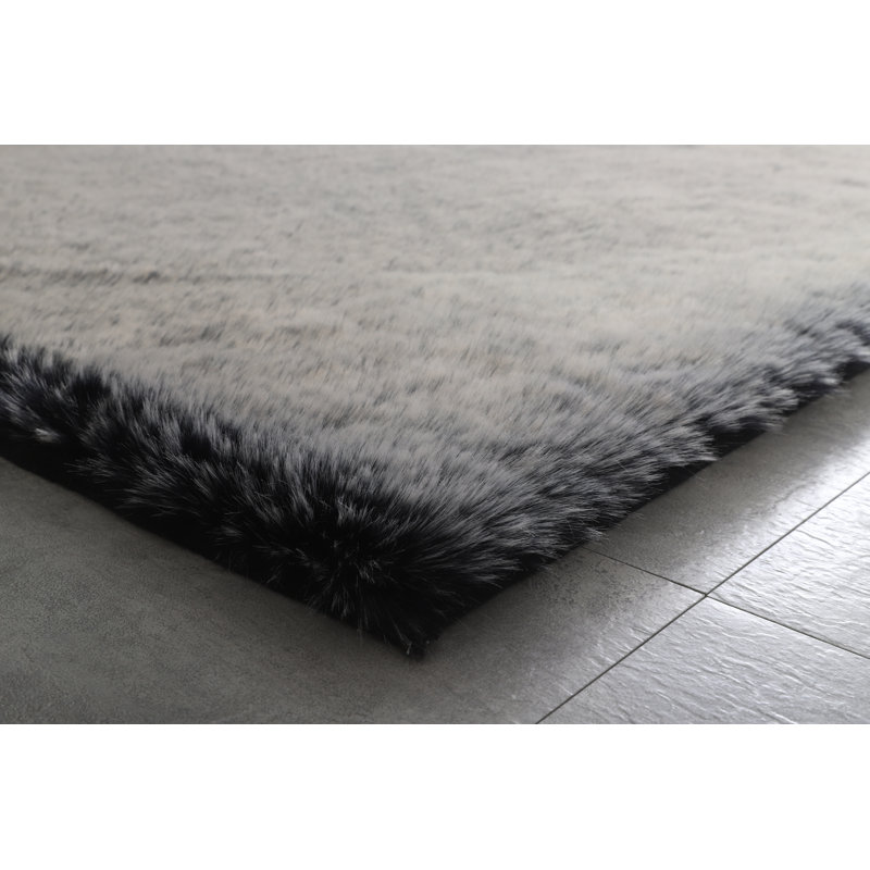Tapis noir à poils longs Mane