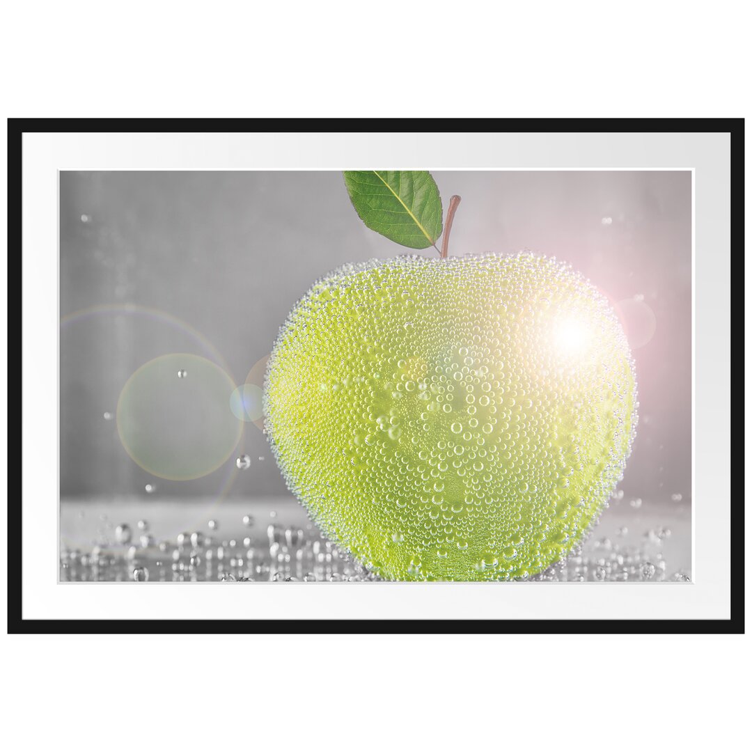 Gerahmtes Poster Apfel mit Wasserperlen