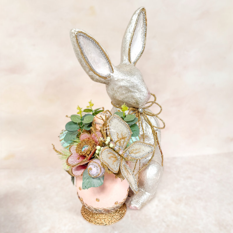 Lapin de Pâques avec pot de fleurs