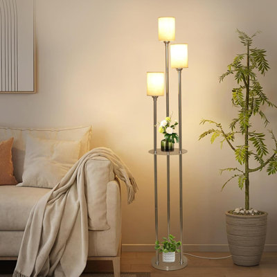 Lampe sur pied moderne à 3 lumières avec tablettes, abat-jour en tissu chromé et interrupteur au pied pour le salon, la chambre et le bureau