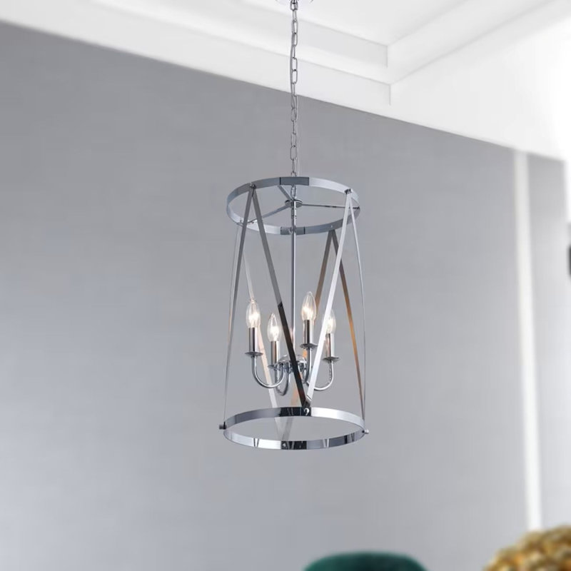 Lustre à intensité variable avec quatre lumières et un cadre en fer au fini chromé, idéal pour les salles à manger et les salons