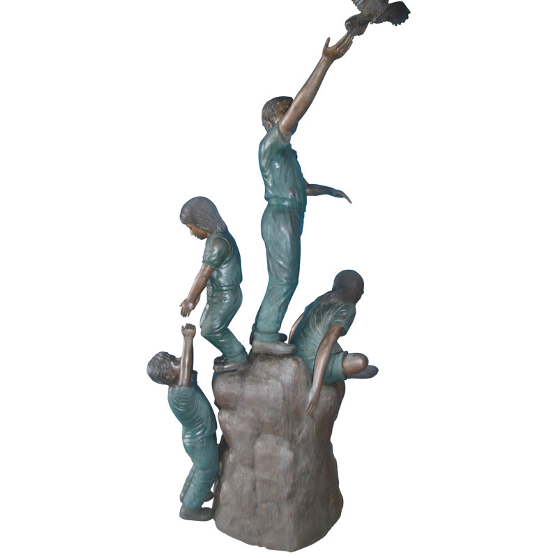 Statue de quatre enfants jouant sur un rocher - Taille: L 49 po x l 26 po x H 89 po.