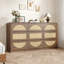 Commode 9 tiroirs avec façade en rotin, large commode en panneau de particules pour un rangement moderne, robuste et spacieuse pour les chambres et les salons.