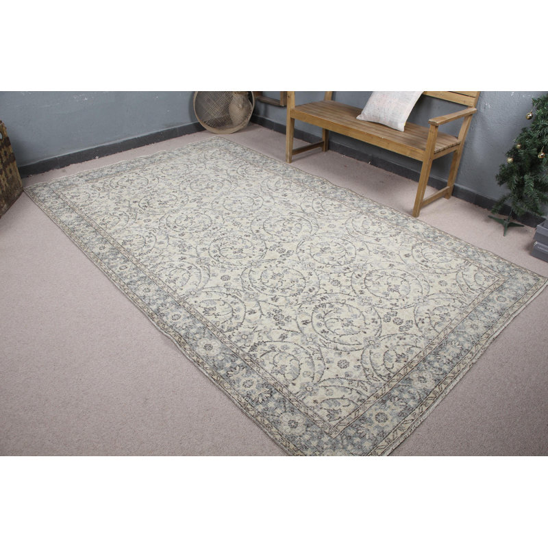 Découvrez un élégant tapis turc beige Oushak idéal pour votre salon ou votre grand espace de vie