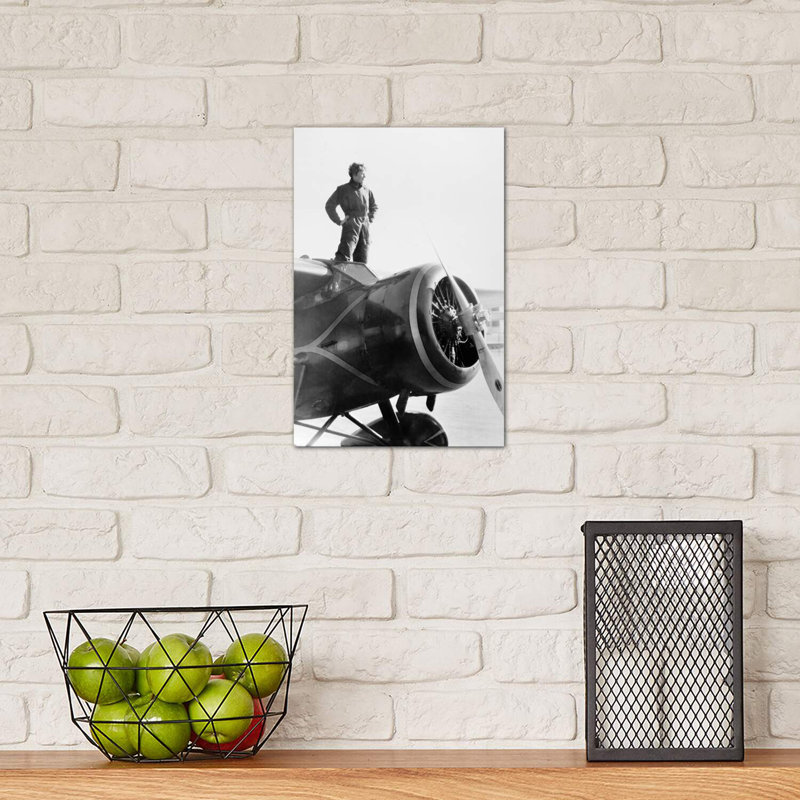 «Amelia Earhart (1897-1937)», reproduction de photo, H 12 po x l 8 po x P 0,75 po, Toile tendue