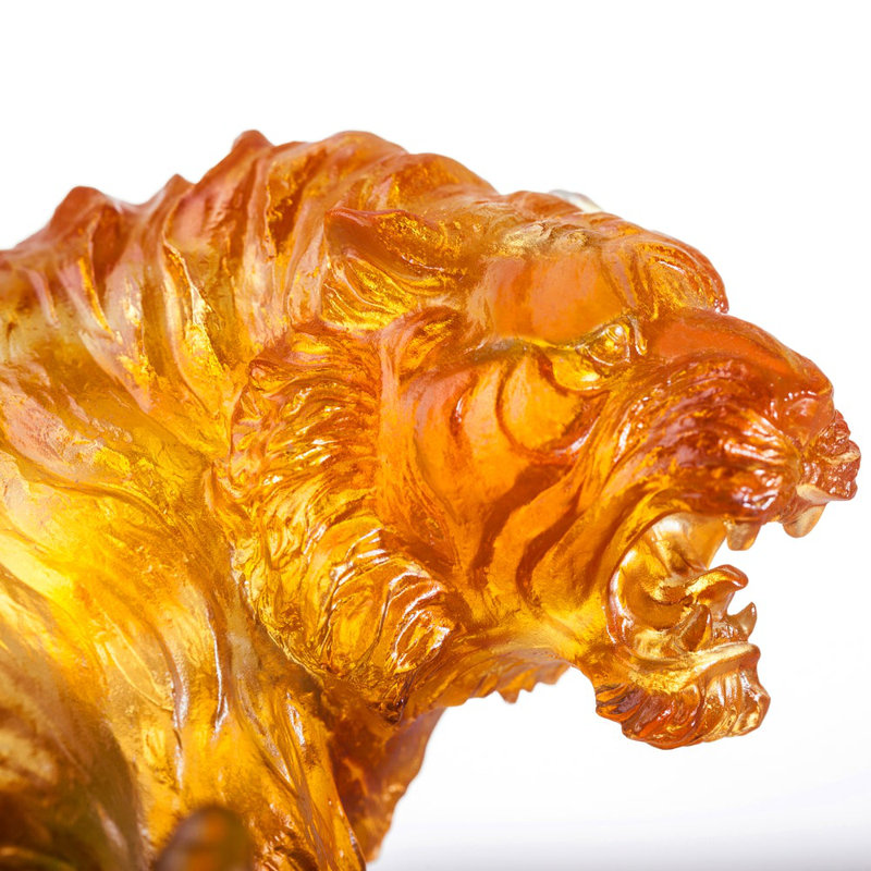 Sculpture de tigre rugissant dans les cieux