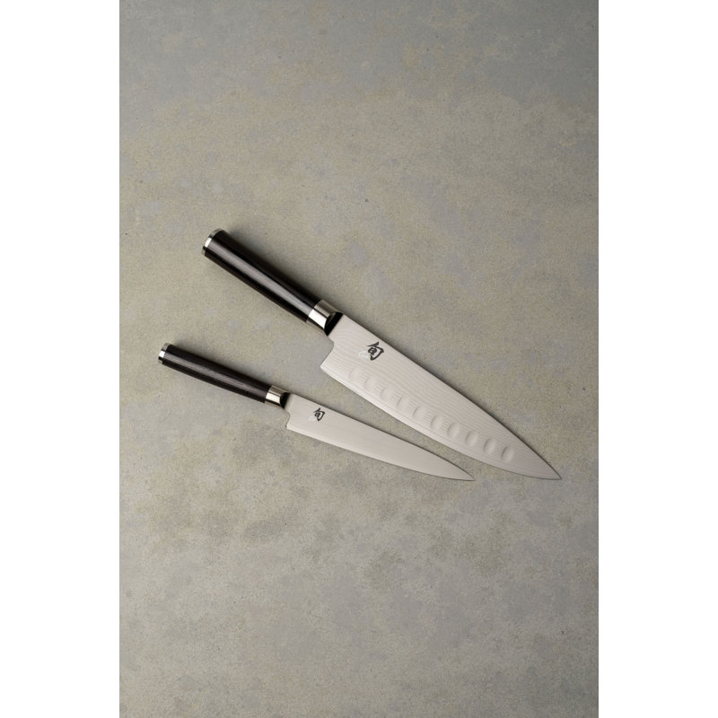 L'ensemble de démarrage Shun Classic 2 pièces comprend un couteau de sol creux de 8 po et des couteaux utilitaires dentelés de 6 po, un ensemble de couteaux japonais fabriqués à la main, un noyau VG-MAX avec un revêtement en acier inoxydable de Damas et une poignée Pakkawood 