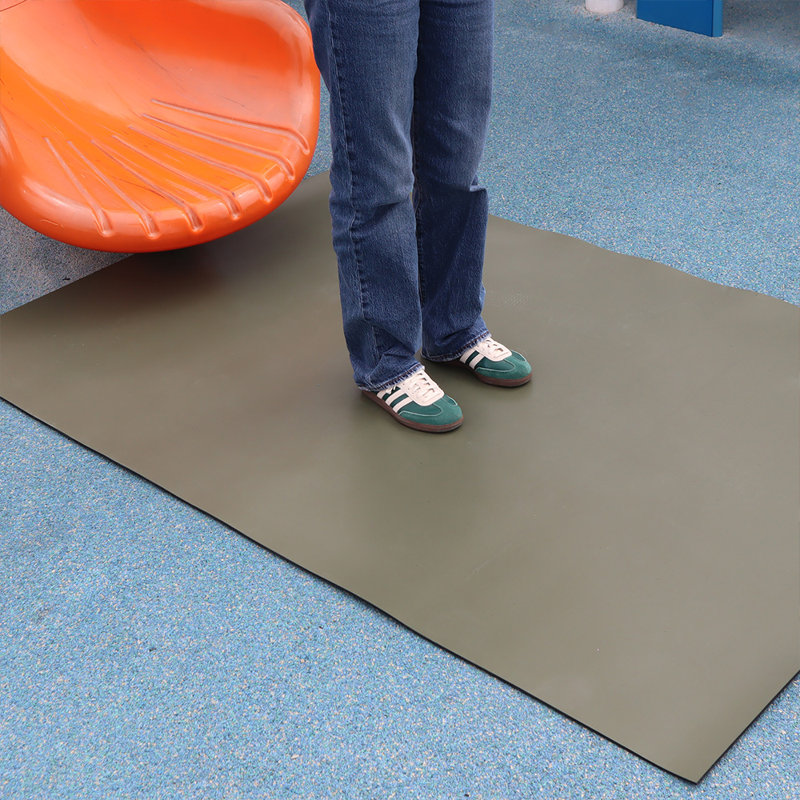 Tapis de jeu en caoutchouc caoutchouté «TFS-128» - 5 mm x 4 pi x 5 pi - brun clair, Marron clair