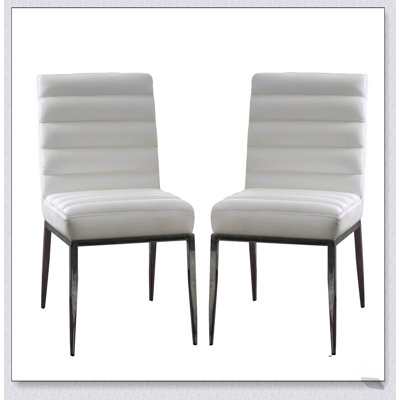 Élégantes fauteuils d'appoint en similicuir blanc et métal chromé, ensemble de 2, alliant style moderne et sièges confortables